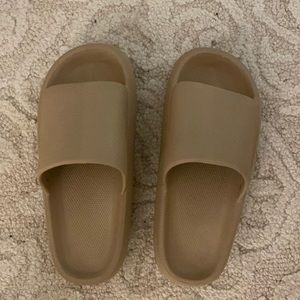Sootheez slides, size 8.5